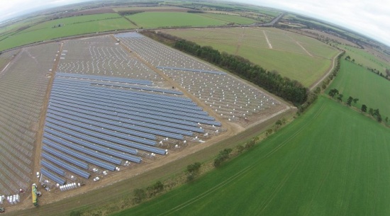 Monter na farmie solarnej